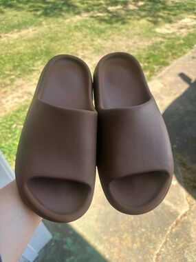adidas Yeezy Slide women’s 10